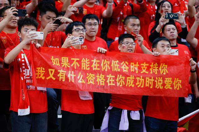曼联主场两球领先却被逆转，前教练观战引发猜测